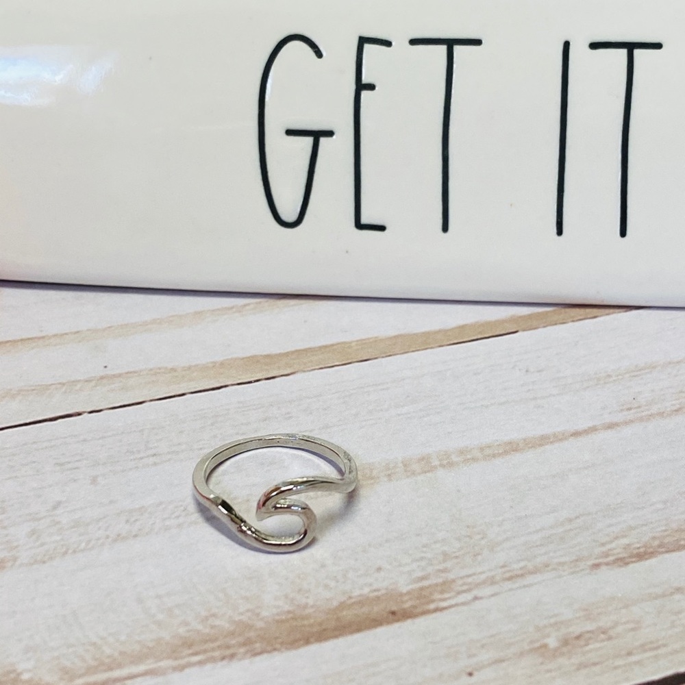 🔥3/$25🔥Silver Geometric Bohemian Beach Wave Ring - Picture 2 of 4